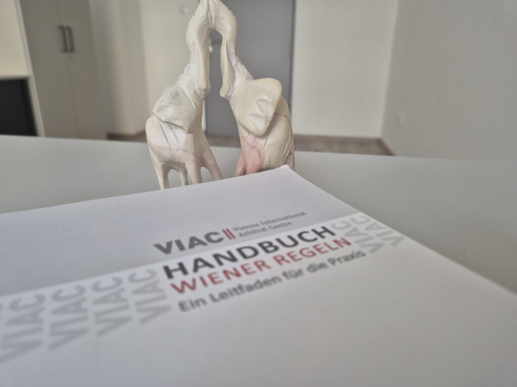 Handbuch VIAC auf einem Schreibtisch als Symbol für internationale Schiedsgerichtsbarkeit in Wien